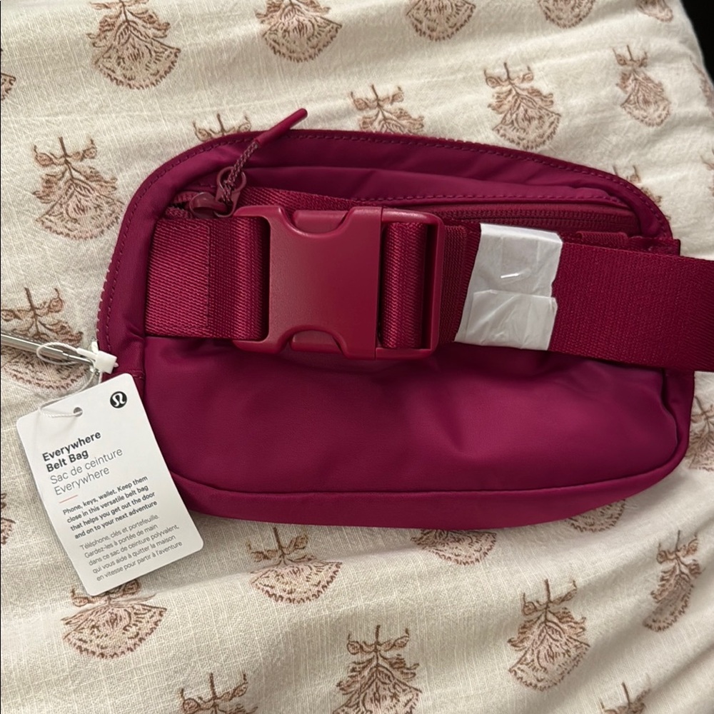 Everywhere Belt Bag 1L Wild Berry - Picture 5 of 7